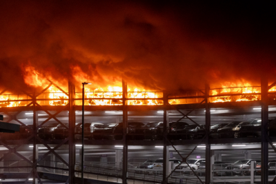 Адски пожар затвори британското летище "Лутън"