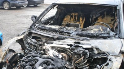 Два автомобила изгоряха при пожар в кърджалийския квартал Възрожденци Колите