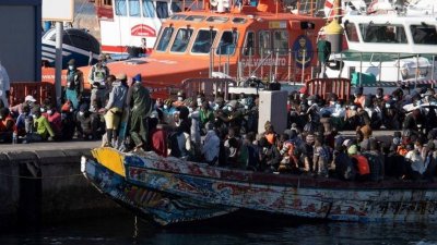 Испанската брегова охрана спаси днес 262 мигранти в три лодки
