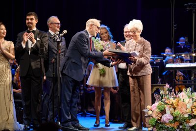 Оперната прима Райна Кабаиванска получи Наградата за хуманитаристика на името