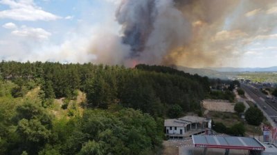 Потушен е пожарът, който избухна снощи край военния полигон в Казанлък 