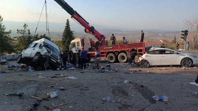 Камион се вряза в няколко коли в Турция, има загинали и ранени