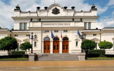 Сградата на Народното събрание на едноименния площад  ще бъде осветена