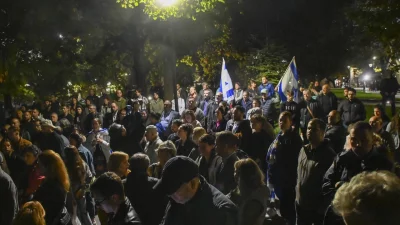 Жест на съпричастност към жертвите в Израел Стотици се събраха
