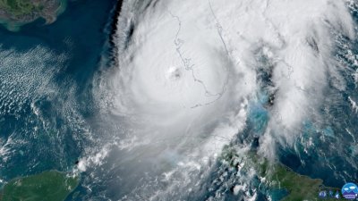 Ураганът Лидия удари тихоокеанското крайбрежие на Мексико  Поривите на вятъра достигнаха