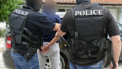 Полицаи завардиха входовете и изходите на Бургас