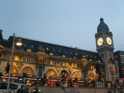 След Лувъра и двореца Версай днес беше евакуирана и гарата