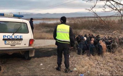 Не спират: Заловиха нелегални мигранти край Ихтиман