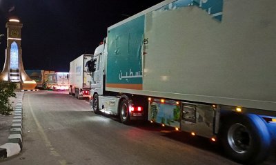 Хуманитарни служители казват че стотици камиони превозващи жизненоважни доставки се насочват