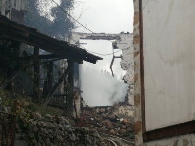Четири къщи изгоряха в смолянското село Пещера Сигналът за пожара е
