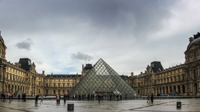 Лувърът в Париж беше затворен от съображения за сигурност в събота
