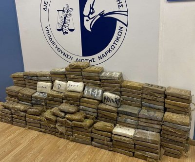 Заловиха над 60 килограма кокаин на пристанище в Гърция