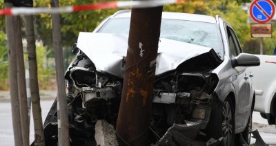 Автомобил почти изкърти стълб в столицата (СНИМКИ)