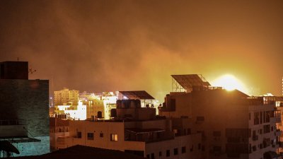 Бомбардираха гръцка църква в Газа, десетки са загинали и ранени