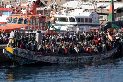 Над 1400 африкански мигранти акостираха през уикенда на Канарските острови