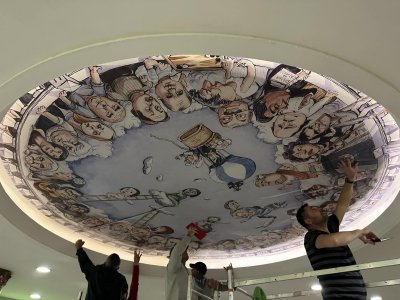 Стенописи украсиха фоайето на Сатиричния театър От трупата благодарят на карикатуриста