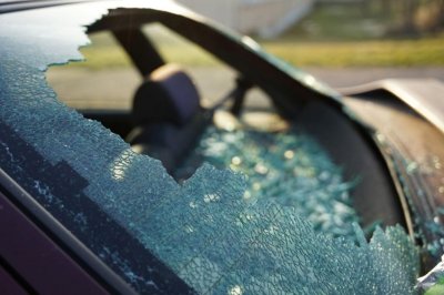 Малолетни изпотрошиха стъклата на коли в Кърджали съобщиха от полицията  Три автомобила
