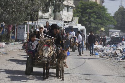 В момент когато палестинците от поставената под пълна блокада ивица