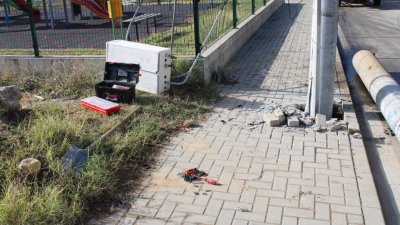 Пиян шофьор се заби в стълб на детска площадка край Симитли (СНИМКИ)