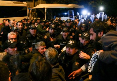 През нощта разгневени турци участваха в ожесточени демонстрации които ескалираха