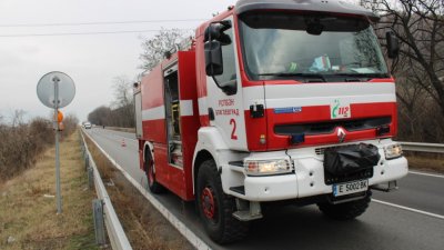 Втори ден продължава гасенето на пожара край Костинброд съобщават от