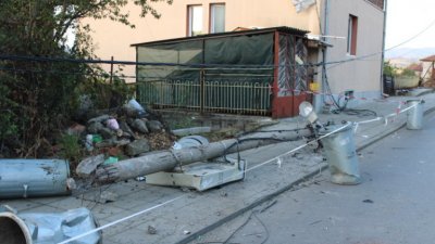 23 годишен младеж събори с автомобила си електрически стълб в благоевградското