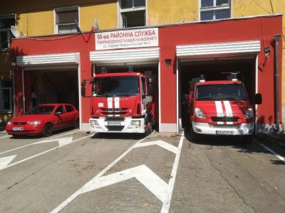 Три пожара горят в Софийско  Пожарникари се борят с огъня в