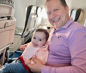 Бебето на Веско Ешкенази шашна пътниците в самолет 