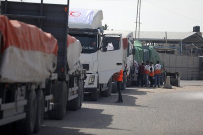 Твърде строгите проверки на камионите на пропускателния пункт Рафах  от Египет