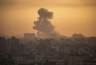 Израелската армия атакува 450 цели в ивицата Газа за един
