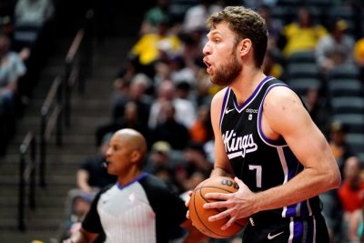 Александър Везенков официално се превърна във втория българин с мачове