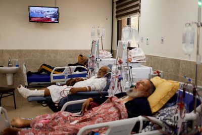 Болниците в Газа спират всички услуги освен спешните