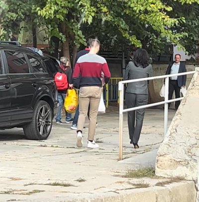 Хората на кандидат кметицата Ваня Григорова най безцеремонно са си паркирали