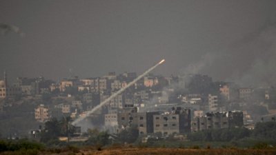 Израел атакува цели на „Хамас" в централната част на Ивицата Газа
