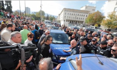 Протестиращите пред ЦИК в схватка с органите на реда (ВИДЕО)
