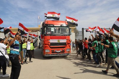 Още 10 камиона с хуманитарна помощ пристигнаха в Газа