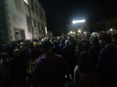 Стотици протестиращи обсъдиха сградата на полицейското управление в Нова Загара