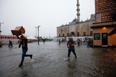 Наводнения и отменени полети заради порой в Истанбул