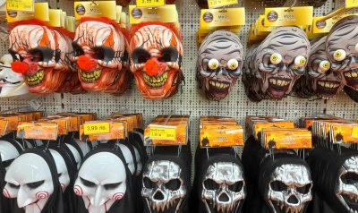 Навръх Хелоуин магазините продължават да предлагат отрупани щандове с тикви