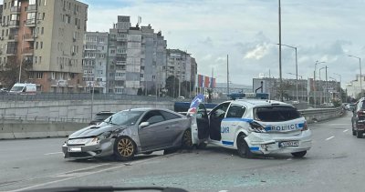 Сутрешно меле на булевард „Левски" във Варна: Патрулка с двама полицаи е смляна (СНИМКА)