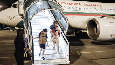 Пристигането на първата група български граждани и членове на семействата
