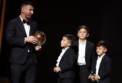 На рождения ден на Марадона Меси вдигна осмата си "Златна топка" (ВИДЕО)