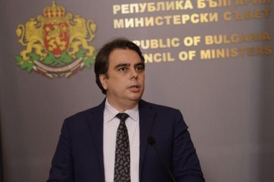 Министърът на финансите Асен Василев се отдаде на обсъждане на