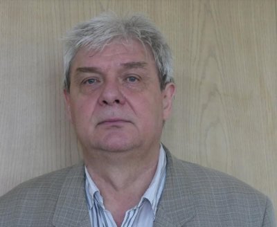 Освободеният председател на Стопанската академия проф Мартин Банов излиза от