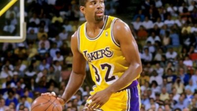 Баскетболната легенда на Лос Анджелис Лейкърс Меджик Джонсън стана четвъртият