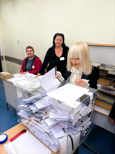 Естрадната прима Лили Иванова гласува в края на изборния ден