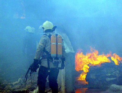 Голям пожар в село Говедарци, изгорели са две къщи 