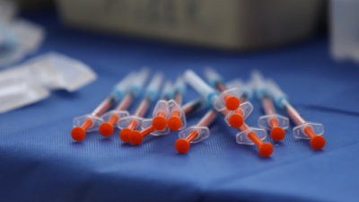 МЗ: Живи вирусни ваксини няма да се прилагат на болни от СПИН