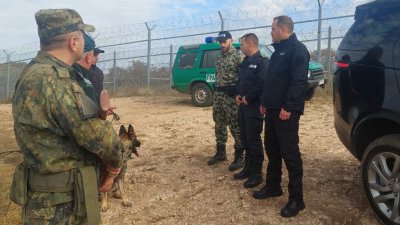 Калин Стоянов проверява оградата на българо-турската граница (СНИМКИ)