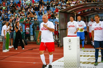 Мегазвездата на българския футбол Христо Стоичков реже лентата на своя Зала на славата
